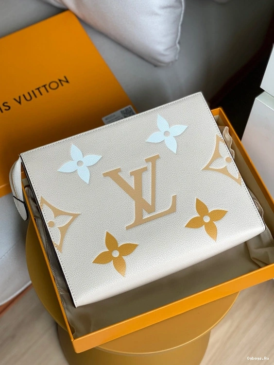 26 LOUIS POUCH VUITTON TOILETRY 0329